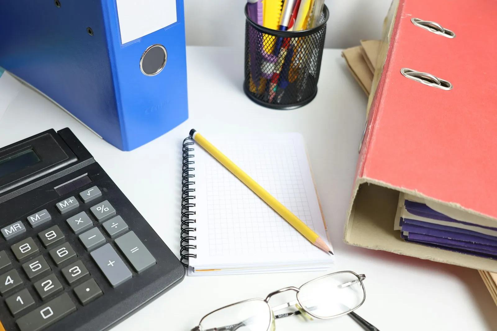 Calculadora y hojas de cálculo sobre un escritorio