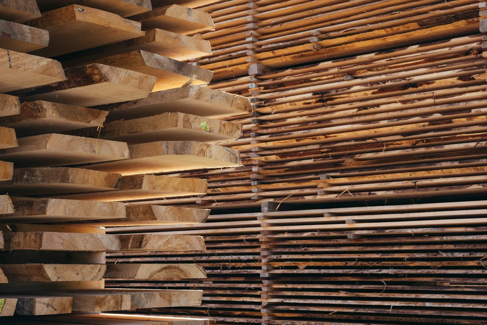 Tablones de madera apilados en un taller