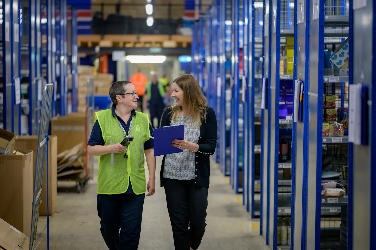 Dos empleados revisando existencias en un almacén