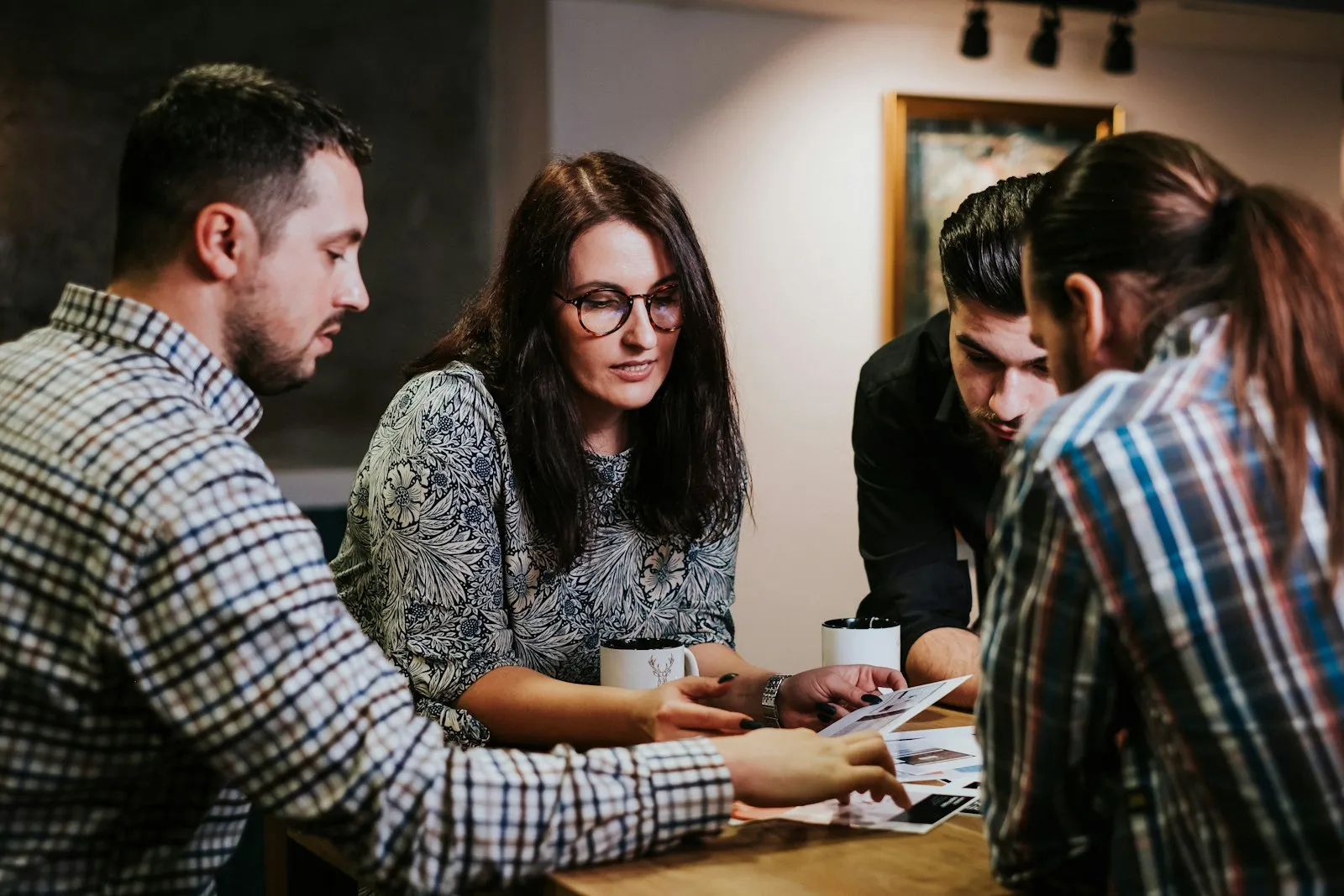Equipo revisando documentos en una reunión de trabajo