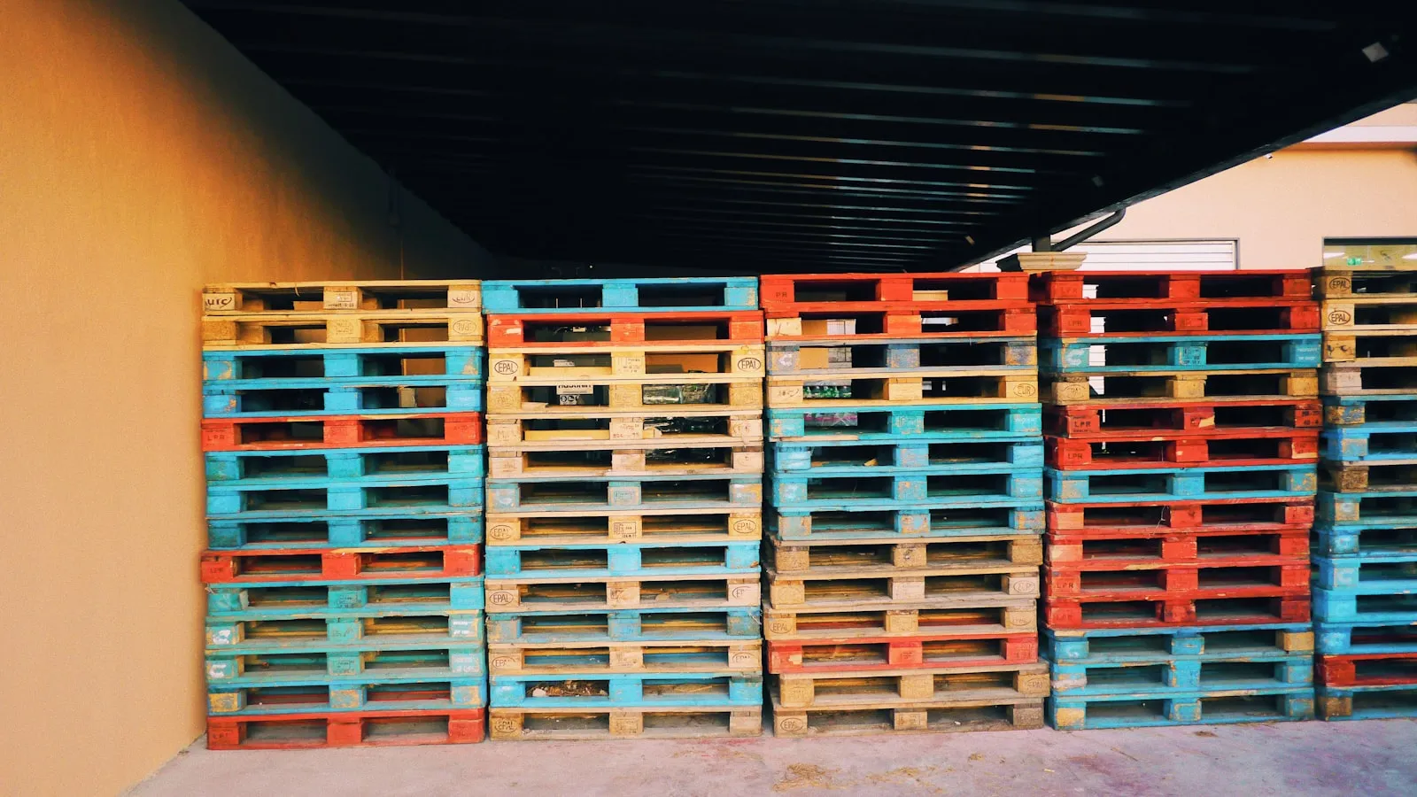 Palés apilados en un almacén de fabricación