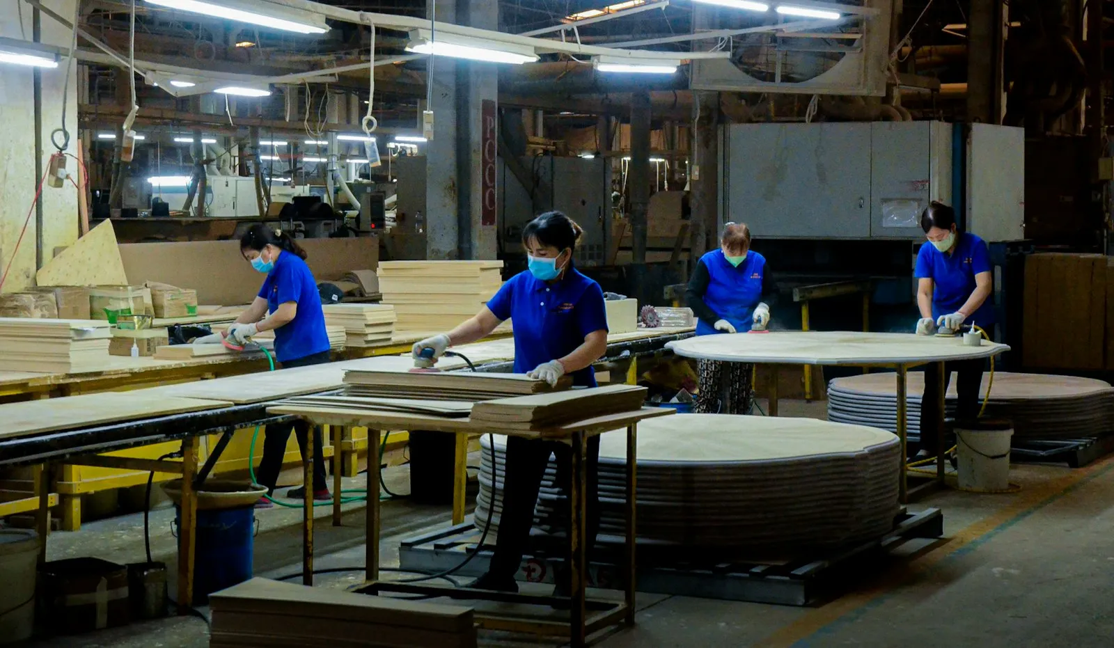 Operarios trabajando en una fábrica de muebles