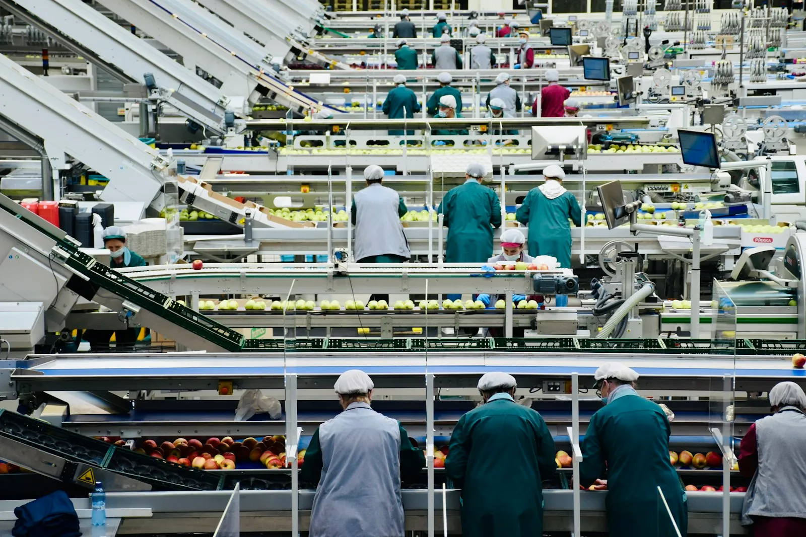 Línea de producción con maquinaria y operarios en una fábrica